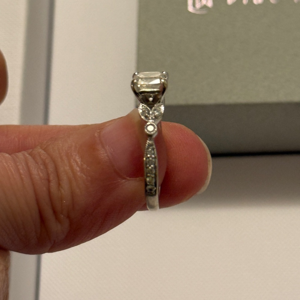 Elegant Silver cushion cut diamond engagement ring - Picture 6 of 11